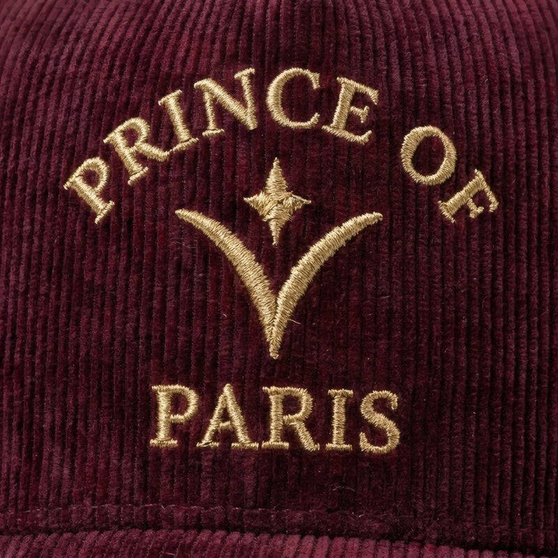Résidence Club — Stickerei Prince of Paris in Goldgarn auf Burgundy-Cord